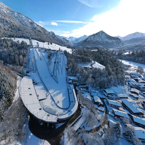 Skisprungschanze in verschneiter Berglandschaft
