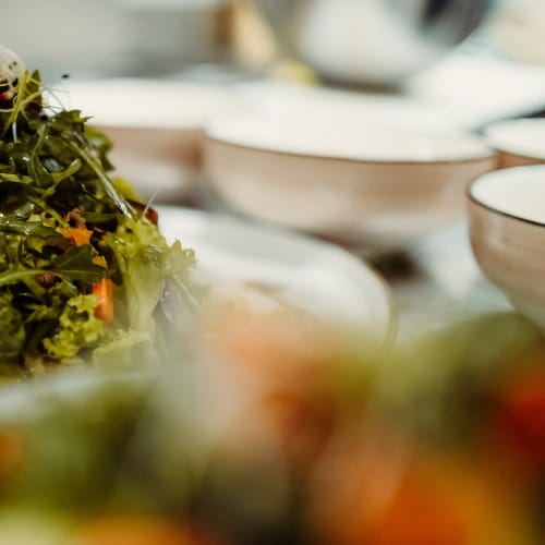 Frischer Salat mit Kräutern und Croutons auf einem Teller
