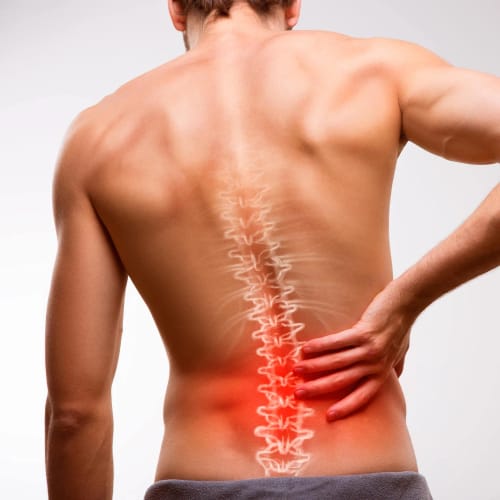 Rücken eines Mannes mit roter Schmerzzone im unteren Rücken