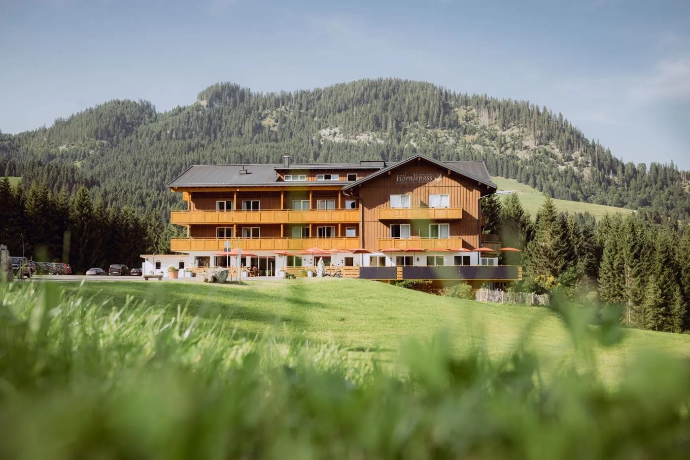 Außenansicht eines mehrstöckigen Hotels in ländlicher Berglandschaft