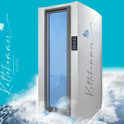 Moderne Kältekammer vor blauem Hintergrund, silbernes Gehäuse mit Glastür.