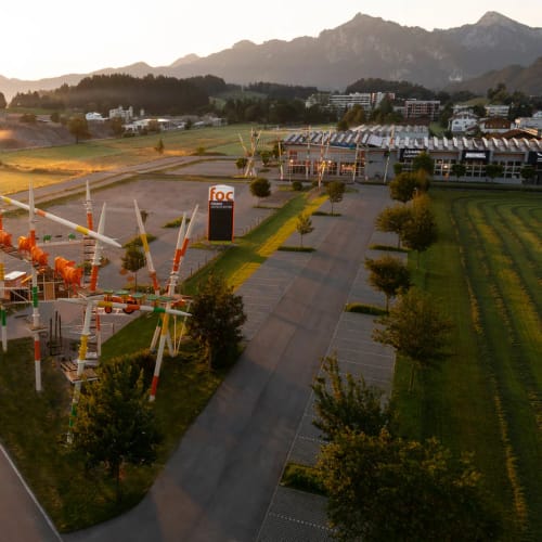 Hochseilgarten Füssen bei Sonnenuntergang mit umliegenden Wegen und Bergen.